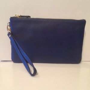 Charging wristlet
